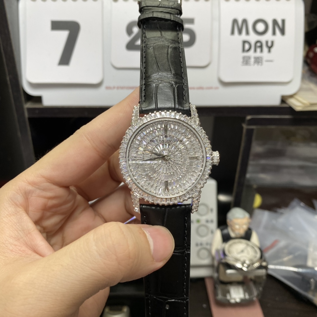 Vacheron Constantin Tradition Collection series 82760000G-9852, Fully Diamond-Paved Wristwatch Set with 308 Square Diamonds, 40mm Size.