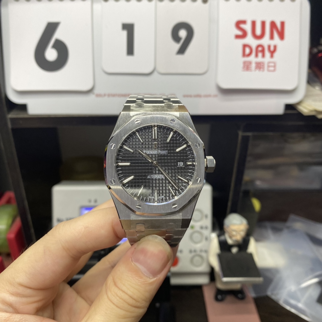 Audemars Piguet Royal Oak Offshore Series 15400ST.OO.1220ST.01, Black Dial, 41mm Size.