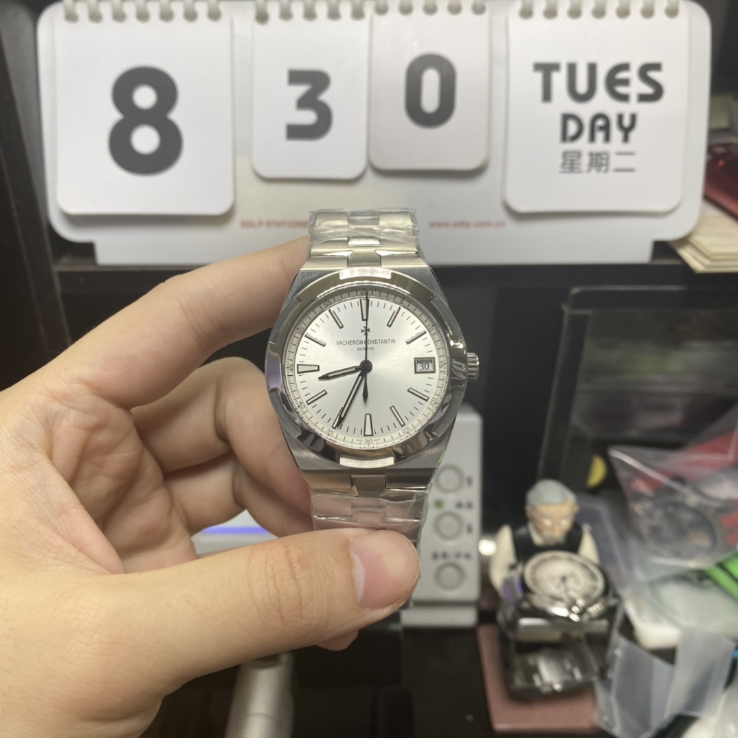 Vacheron Constantin Overseas Collections series 4500V110A-B126, White Dial Steel Bracelet Sunburst Patterned Brushed Dial, 41mm Size.